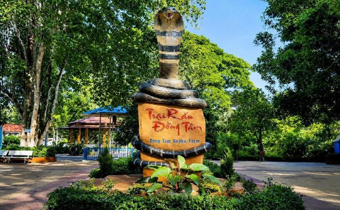 Tượng rắn biểu tượng của Trại rắn Đồng Tâm, điểm check-in quen thuộc của nhiều du khách khi đến tham quan. Ảnh: Đức Linh.