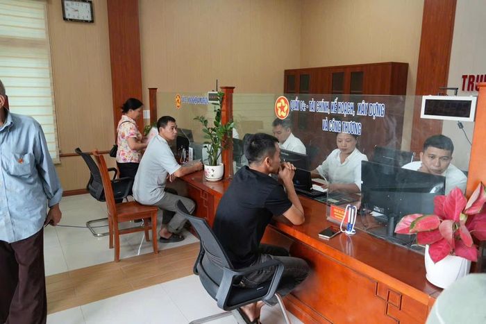 Cán bộ Bộ phận Một cửa xã Vạn Xuân, tỉnh Phú Thọ hướng dẫn người dân thực hiện thủ tục hành chính trên môi trường số, góp phần nâng cao chất lượng phục vụ và xây dựng chính quyền thân thiện, hiện đại