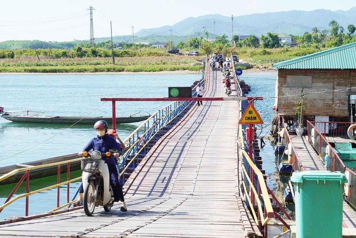 Cầu phao bắc qua sông Son kết nối thôn Thanh Bình 1 với thôn Khương Hà 4