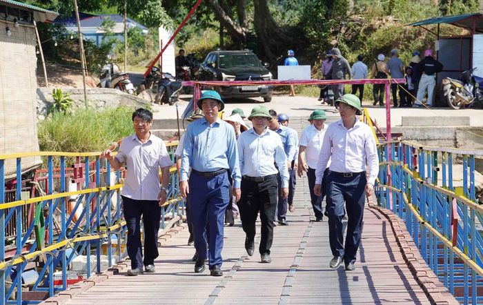 Đoàn công tác HĐND tỉnh đã khảo sát thực tế cầu bắc qua sông Son trên địa bàn xã Bố Trạch.