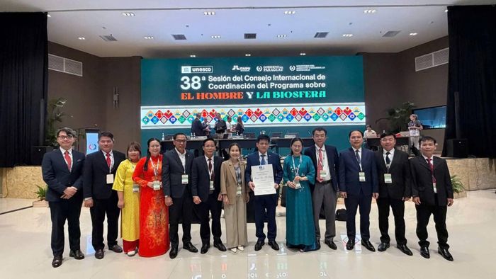  Đoàn công tác tỉnh Quảng Trị do đồng chí Lê Văn Bảo chụp hình lưu niệm tại kỳ họp 