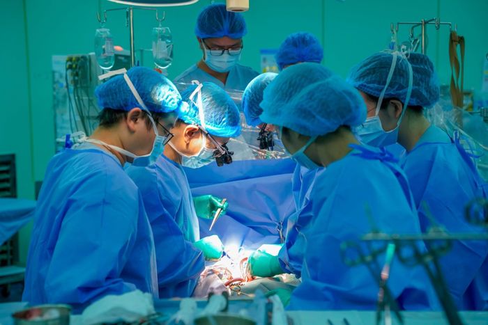 Các thành viên trong ê-kíp tiến hành phẫu thuật ghép tim cho người bệnh. Ảnh: BVCC