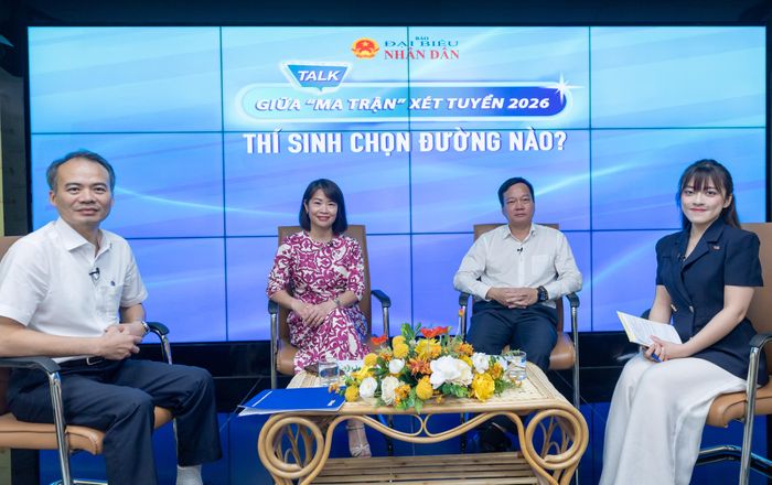 Các khách mời trò chuyện cùng phóng viên Báo Đại biểu Nhân dân. Ảnh: Mạnh Hưng