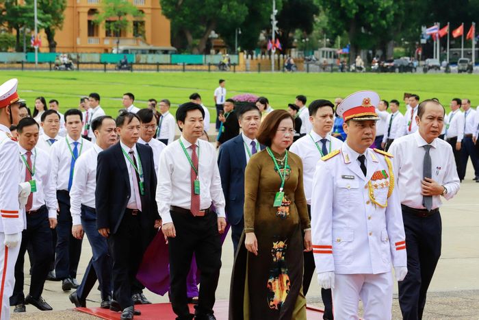 Đoàn đại biểu dự Đại hội đại biểu toàn quốc Hội Nông dân Việt Nam vào Lăng viếng Chủ tịch Hồ Chí Minh