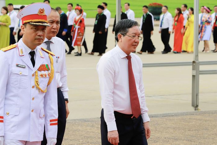 Đoàn đại biểu dự Đại hội đại biểu toàn quốc Hội Nông dân Việt Nam vào Lăng viếng Chủ tịch Hồ Chí Minh