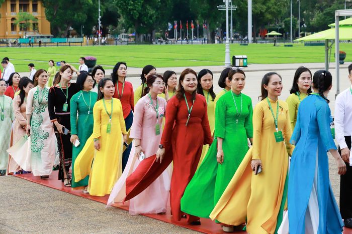 Đoàn đại biểu dự Đại hội đại biểu toàn quốc Hội Nông dân Việt Nam vào Lăng viếng Chủ tịch Hồ Chí Minh