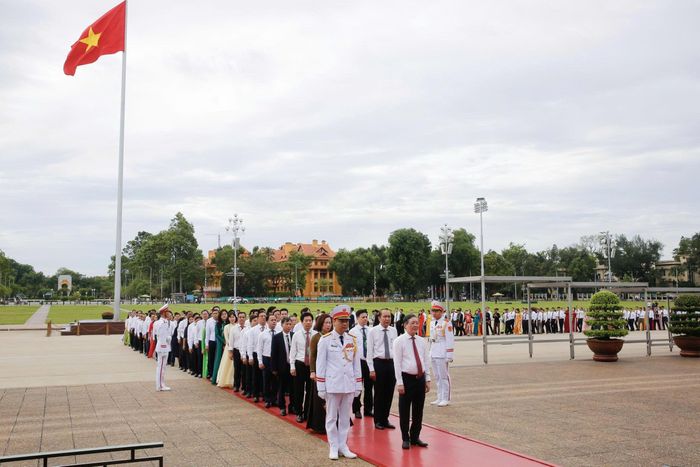 Đoàn đại biểu dự Đại hội đại biểu toàn quốc Hội Nông dân Việt Nam vào Lăng viếng Chủ tịch Hồ Chí Minh