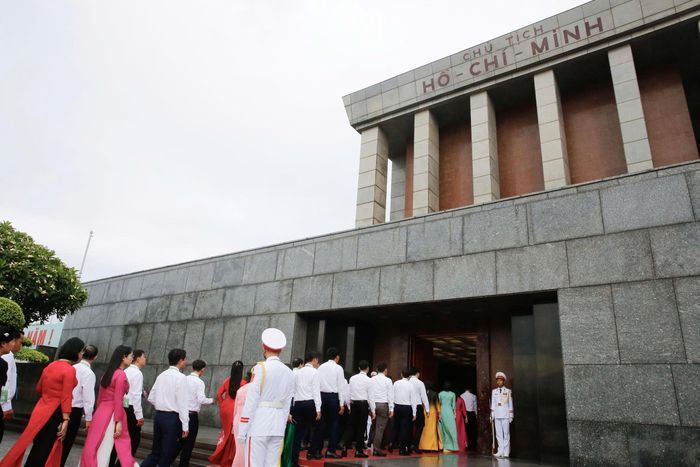 Đoàn đại biểu dự Đại hội đại biểu toàn quốc Hội Nông dân Việt Nam vào Lăng viếng Chủ tịch Hồ Chí Minh