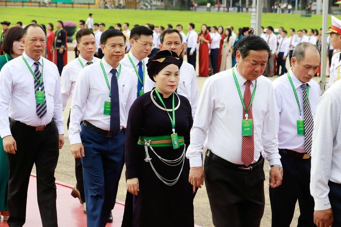 Đoàn đại biểu dự Đại hội đại biểu toàn quốc Hội Nông dân Việt Nam vào Lăng viếng Chủ tịch Hồ Chí Minh