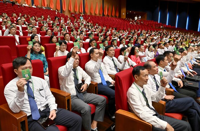 Các đại biểu biểu quyết thông qua chương trình Đại hội