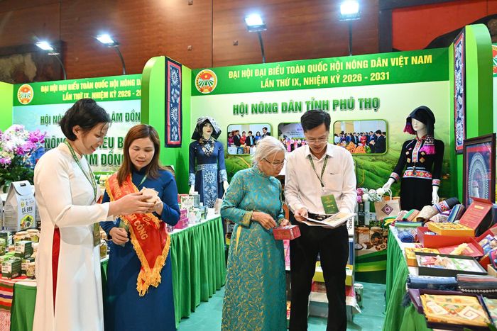 Các đại biểu tham quan các gian hàng sản phẩm bên lề Đại hội