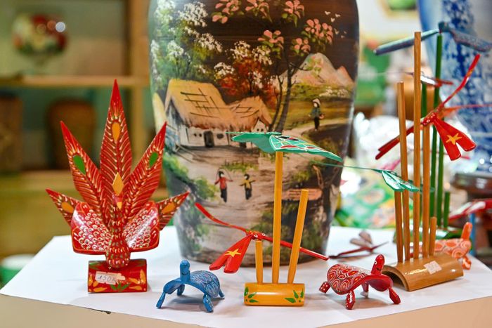 Các đại biểu tham quan các gian hàng sản phẩm bên lề Đại hội