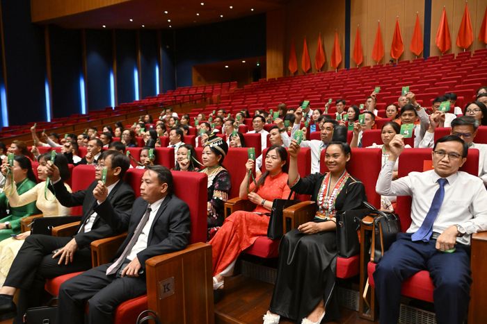 Các đại biểu biểu quyết thông qua chương trình Đại hội