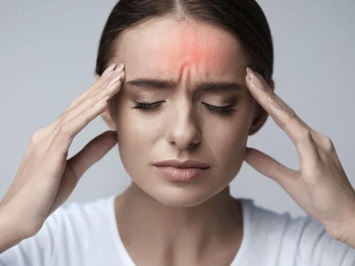 Người dân không nên chủ quan với những cơn đau đầu kéo dài bất thường. Ảnh: BVCC