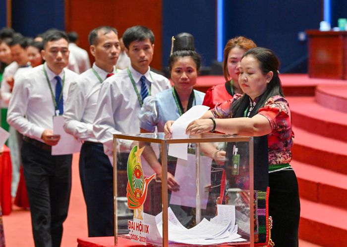 Các đại biểu bỏ phiếu bầu Ban Chấp hành Trung ương Hội Nông dân Việt Nam khóa IX
