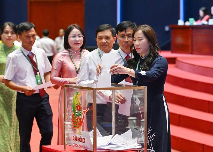 Các đại biểu bỏ phiếu bầu Ban Chấp hành Trung ương Hội Nông dân Việt Nam khóa IX