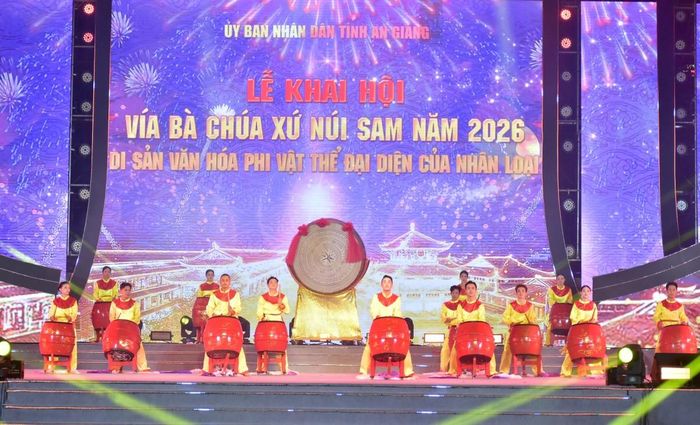 Tiết mục biểu diễn trống hội chào mừng lễ khai hội Vía Bà Chúa Xứ núi Sam năm 2026. Ảnh: Angiang.gov.