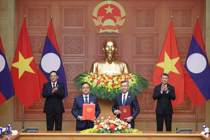 Thủ tướng Lê Minh Hưng và Thủ tướng Lào Sonexay Siphandone chứng kiến trao Thỏa thuận hợp tác giữa Bộ Tài chính Việt Nam và Bộ Tài chính Lào giai đoạn 2026 - 2030. Ảnh: VGP