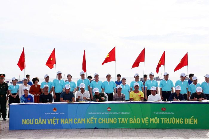 Các đồng chí lãnh đạo và đại biểu chứng kiến các ngư dân tiêu biểu ký cam kết Bảo vệ môi trường