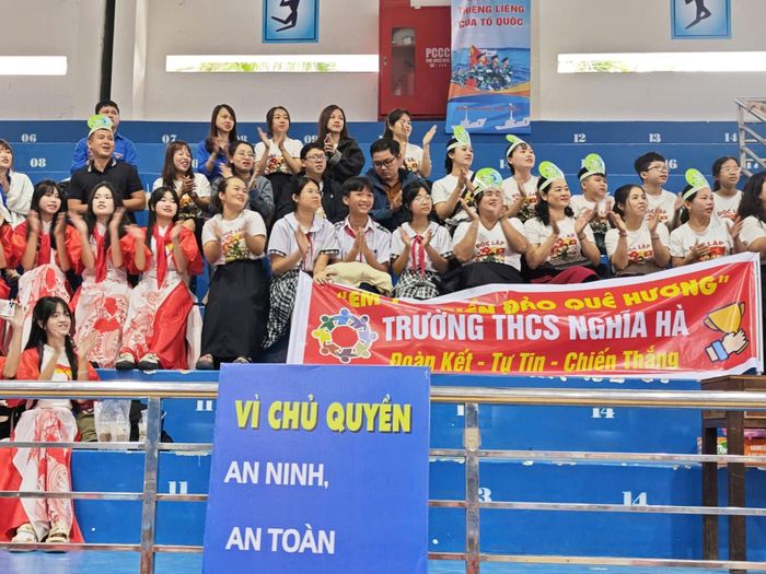 Thầy cô giáo, phụ huynh và học sinh Trường THCS Nghĩa Hà nhiệt tình cổ vũ các đội thi tại vòng chung kết khu vực Cuộc thi “Em yêu biển, đảo quê hương”.