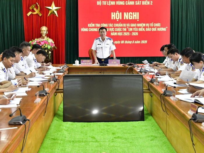 Đại tá Lê Huy, Bí thư Đảng ủy, Chính ủy Bộ Tư lệnh Vùng Cảnh sát biển 2 phát biểu kết luận và giao nhiệm vụ cho các cơ quan, đơn vị bảo đảm tổ chức thành công vòng chung kết khu vực Cuộc thi “Em yêu biển, đảo quê hương”.