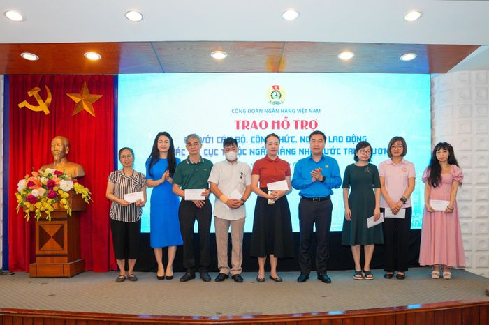 Lãnh đạo Công đoàn Ngân hàng Việt Nam và lãnh đạo Nhà máy in tiền Quốc gia tặng quà người lao động bị bệnh hiểm nghèo tại điểm cầu tiếp sóng.