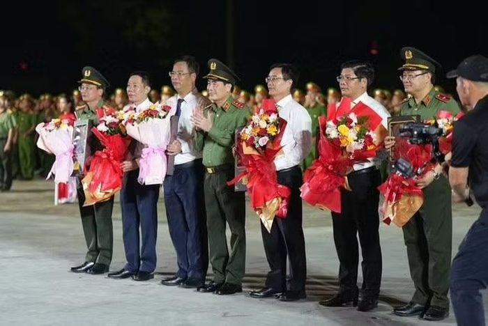 Thứ trưởng Lê Quốc Hùng tặng hoa, quà lưu niệm các đồng chí lãnh đạo thành phố và Công an TP Huế.