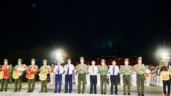 Thứ trưởng Lê Quốc Hùng và các đồng chí lãnh đạo tặng hoa, cờ lưu niệm của Ban Tổ chức cho các đội tuyển dự thi.
