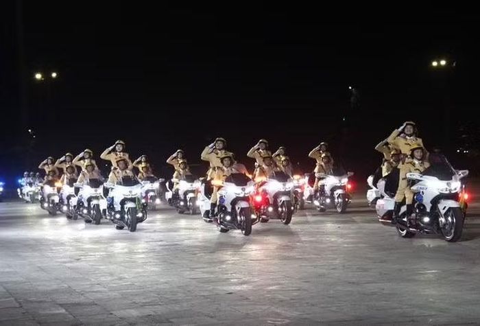 Biểu diễn kỹ thuật điều khiển mô tô tại lễ khai mạc.