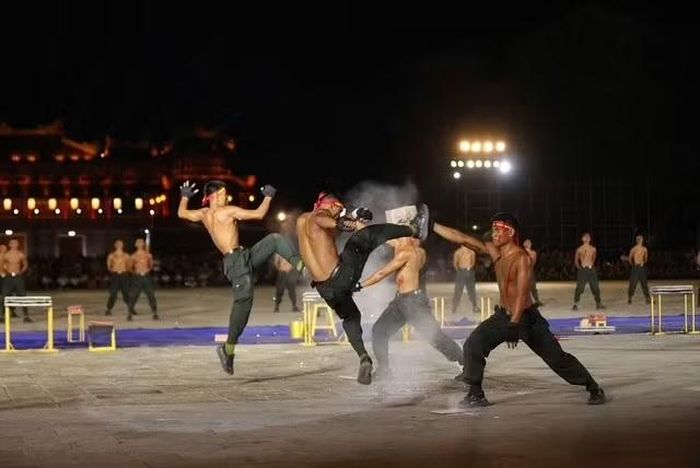 Các chiến sĩ biểu diễn khí công, công phá và võ thuật.