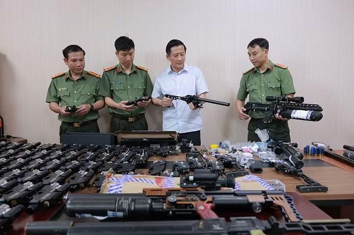 Thượng tá Nguyễn Quốc Hùng kiểm tra, chỉ đạo vụ án.