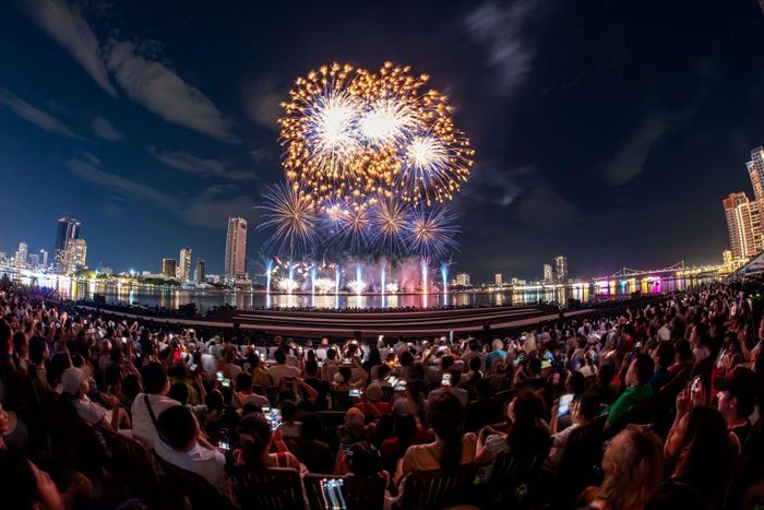 Màn trình diễn “Heritage – Da Nang Shines” tái hiện hành trình hội nhập và phát triển của Đà Nẵng bằng ngôn ngữ pháo hoa hiện đại.