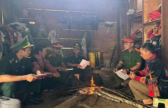 Công an xã tăng cường tuyên truyền, thu hồi vũ khí, vật liệu nổ và công cụ hỗ trợ trong quần chúng nhân dân.