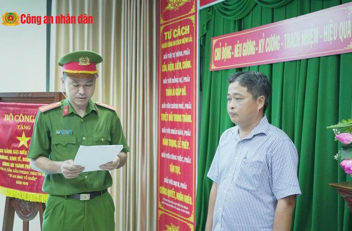Cơ quan CSĐT tống đạt các quyết định tố tụng đối với bị can Võ Chí Công.