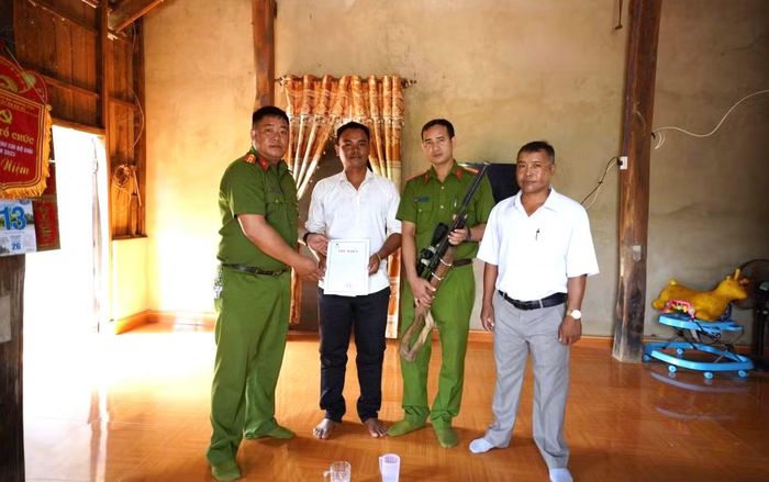 Lực lượng Công an xã tại Đắk Lắk đến tận nhà vận động người dân giao nộp súng tự chế.