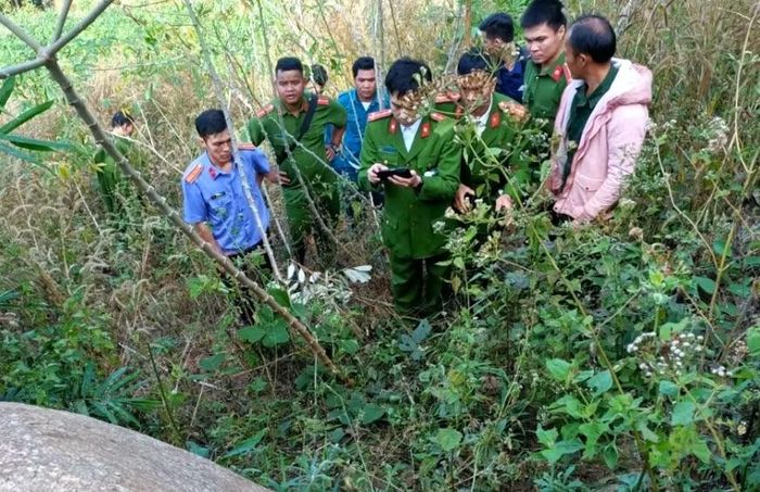 Lực lượng chức năng khám nghiệm hiện trường nơi xảy ra vụ việc Hoàng Văn Chầu bắn nhầm anh Lẩu Văn Vàng tử vong trong khi đi săn thú rừng.