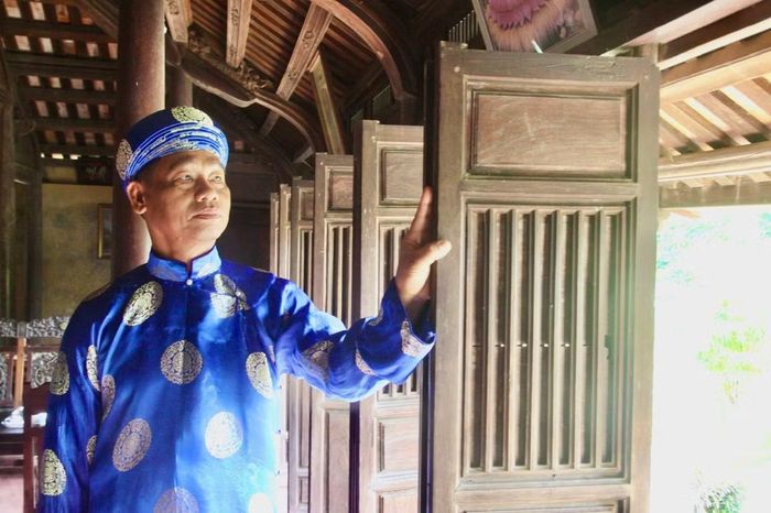 Ông Dương Văn Mạnh bên ngôi nhà rường cổ.