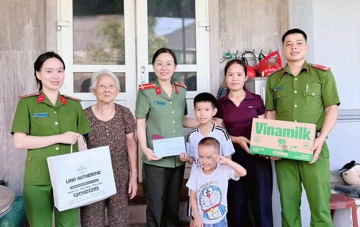 Công an xã Đồng Tiến hỗ trợ các em có hoàn cảnh khó khăn.