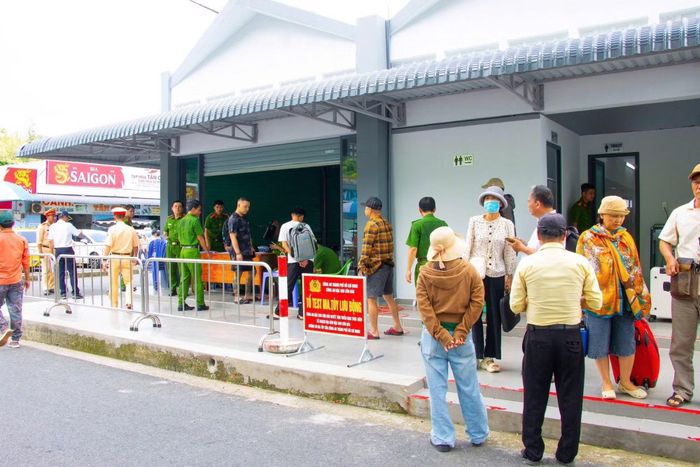 Công an đặc khu Côn Đảo tổ chức kiểm tra, test ma túy lưu động tại khu vực Cảng Bến Đầm. 