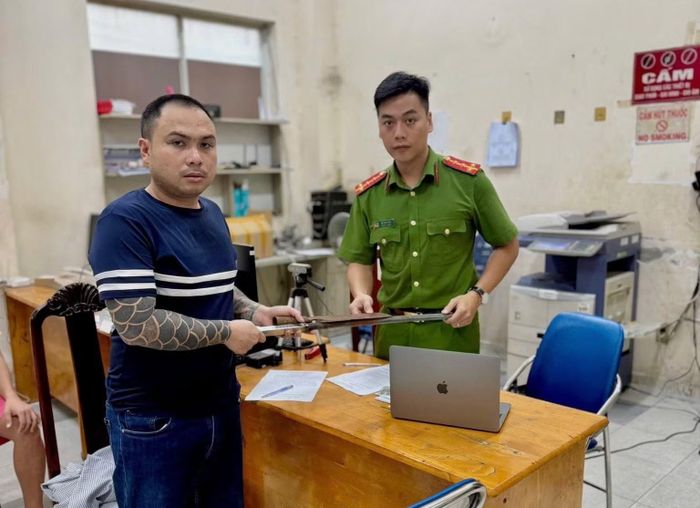 Người dân phường Bình Thạnh tự nguyện giao nộp vũ khí.