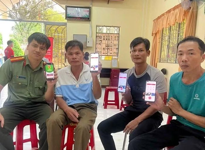 Công an xã Dầu Tiếng hướng dẫn cài đặt ứng dụng “SOS An ninh trật tự” cho công nhân viên chức lao động.