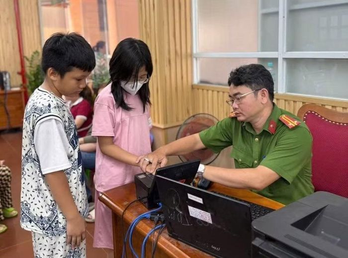 Công an phường Thủ Dầu Một làm thủ tục cấp Căn cước và định danh điện tử mức độ 2 cho trẻ em và người già.
