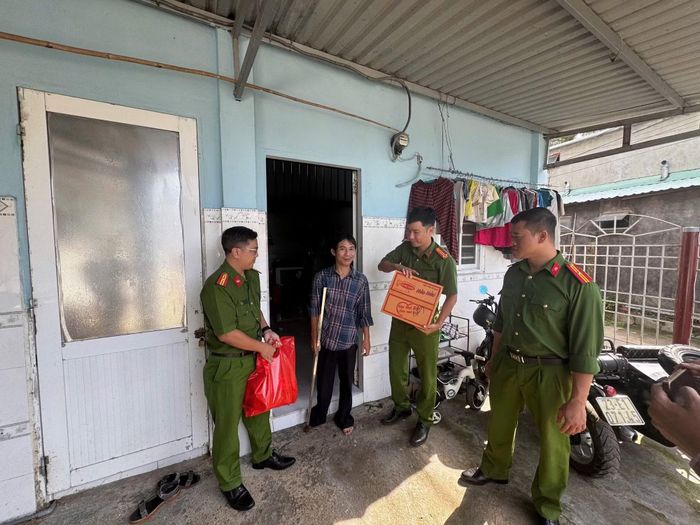  Tổ công tác "3 trong 1" của Công an đặc khu Côn Đảo đến thăm hỏi, động viên và trao tặng quà cho các hộ gia đình có hoàn cảnh khó khăn. 