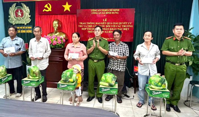 Công an xã Bình Hưng trao quà động viên các gia đình.