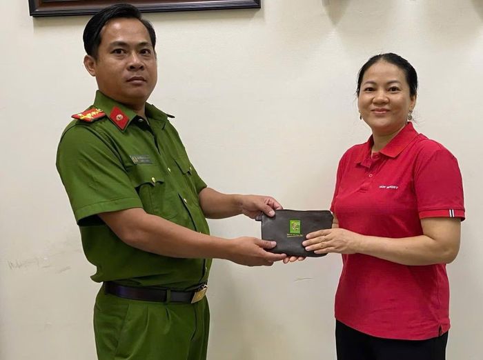 Công an xã Nhà Bè trao trả lại chiếc ví chứa tài sản trị giá khoảng 140 triệu đồng cho chủ nhân.