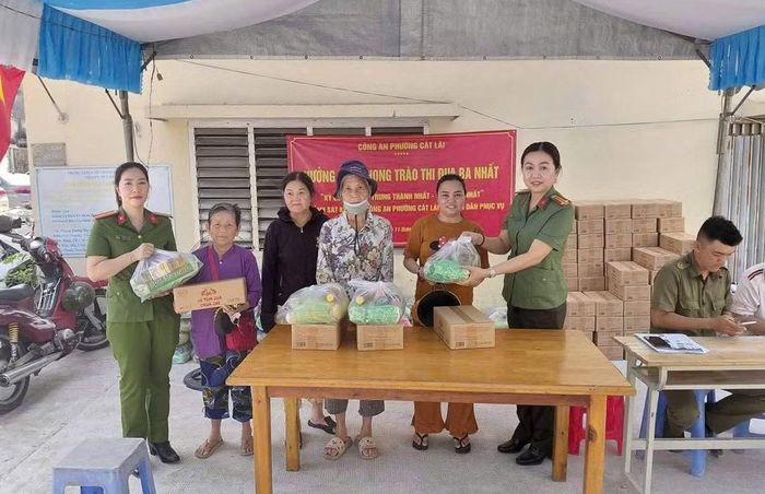 Công an phường Cát Lái phối hợp trao tặng 50 phần quà đến các hộ dân có hoàn cảnh khó khăn.