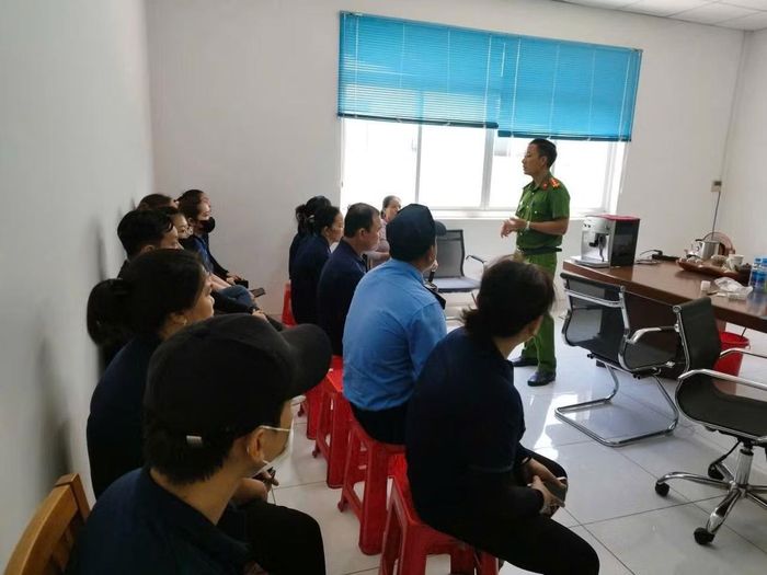 Cán bộ Đồn Công an KCN Tân Uyên tuyên truyền trực tiếp cho công nhân.