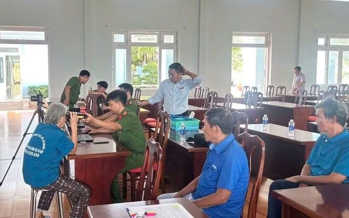 Công an thu nhận hồ sơ cấp căn cước cho người cao tuổi tại Trung tâm Bảo trợ và Công tác xã hội Cơ sở 2.