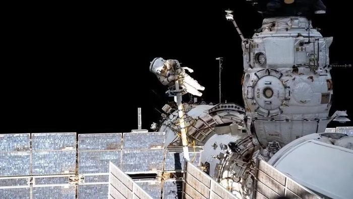 Phi hành gia Pyotr Dubrov (Roscosmos) thực hiện chuyến đi bộ ngoài không gian trên (ISS) hồi tháng 6/2021. Mô-đun Zvezda của Nga nằm ở phía dưới phi hành gia Pyotr Dubrov. Ảnh: NASA