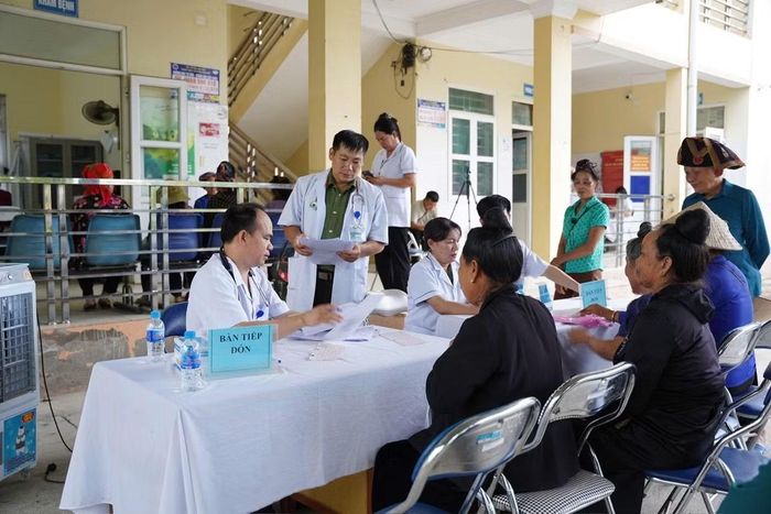 Bà con xã Thanh Nưa phấn khởi khi được các bác sĩ Bệnh viện 7/5 Công an tỉnh Điện Biên khám chữa miễn phí.